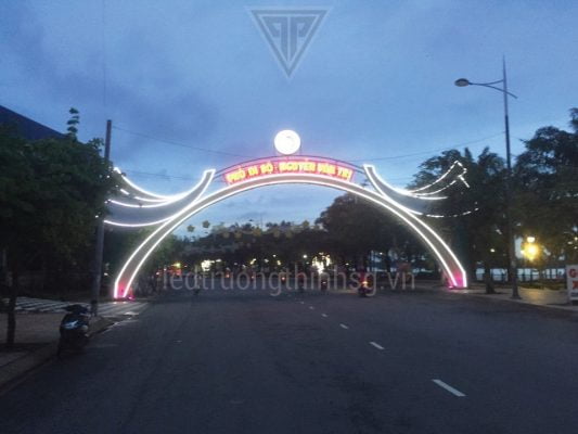 LedTruongThinhSG-thi-cong-cong-chao-den-led-pho-di-bo-nguyen-van-tri